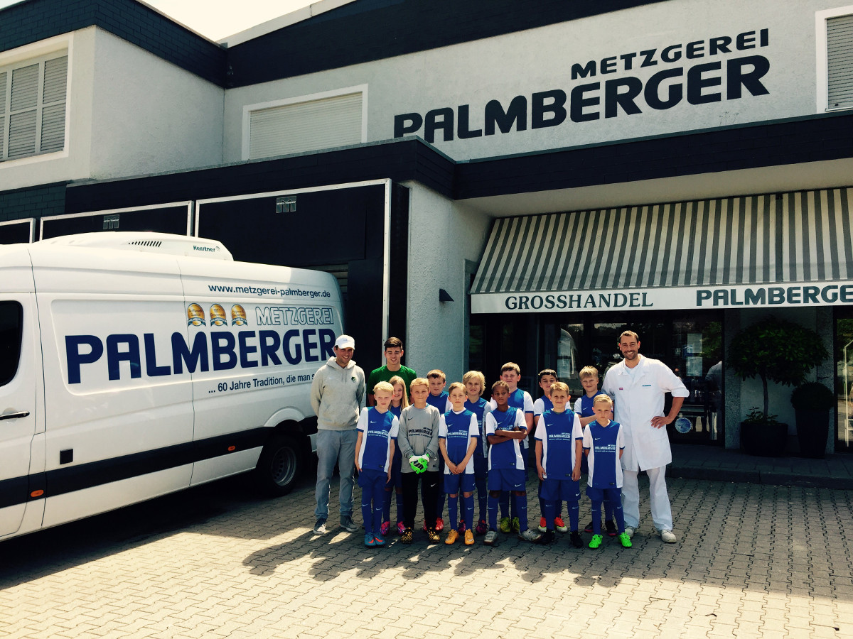 Metzgerei Palmberger spendet Trikotsatz für SV Schlossberg